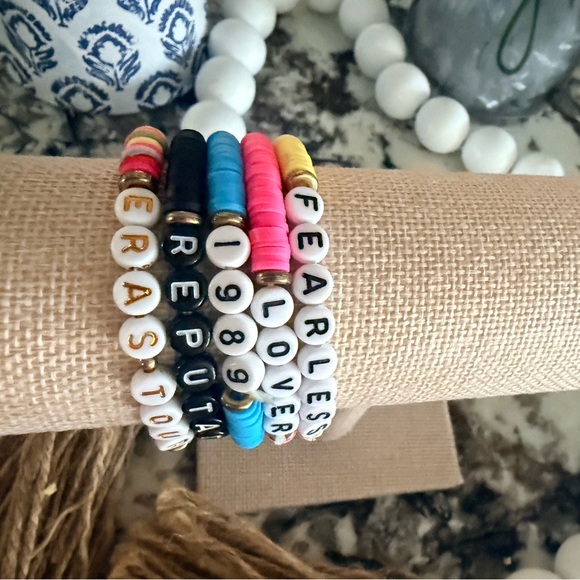 Taylor Swift 5 Piece Friendship Beaded Bracelets - Picture 4 of 6
